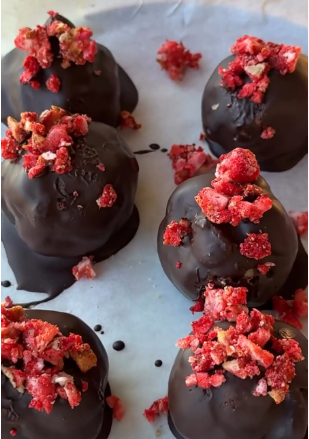 Choc-Coated Strawberry Protein Balls&ndash; Frisp